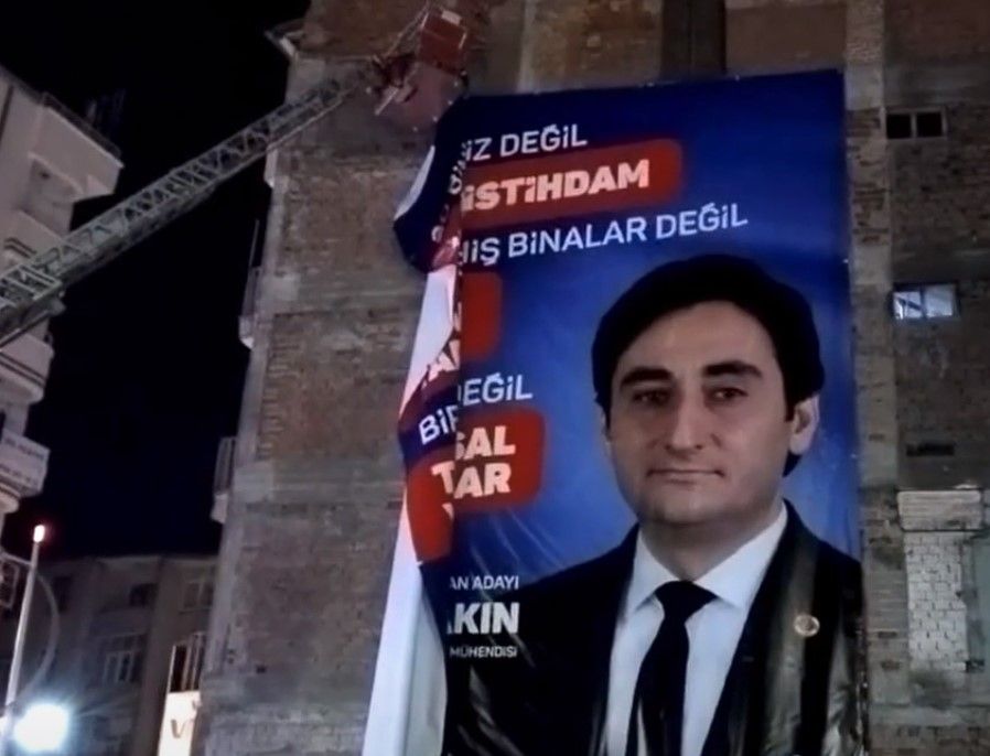 AKP'li belediye iş başında! Hedef Saadet Partisi adayının pankartları