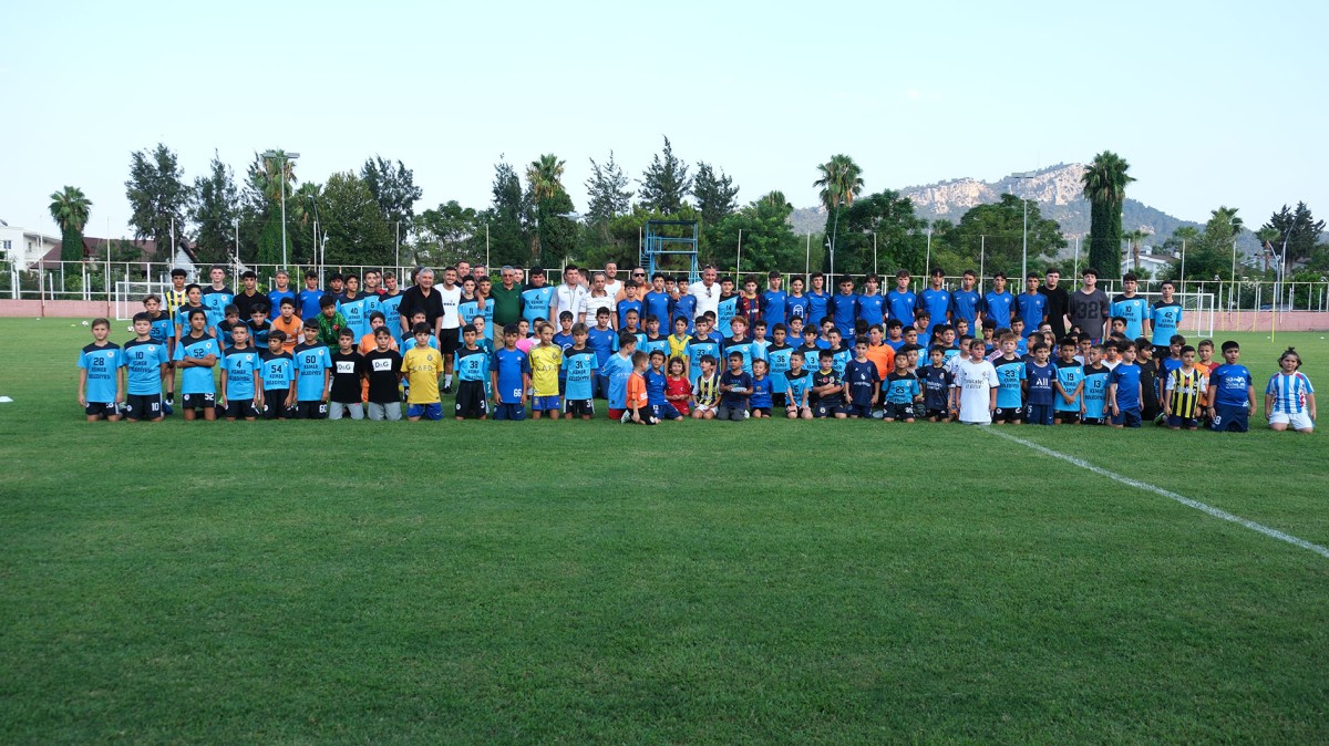 Başkan Topaloğlu geleceğin futbolcularıyla bir araya geldi