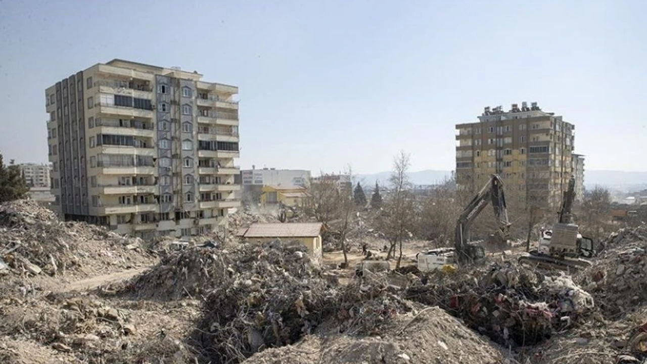 Ebrar Sitesi ailelerden Bakan Kurum’a tepki