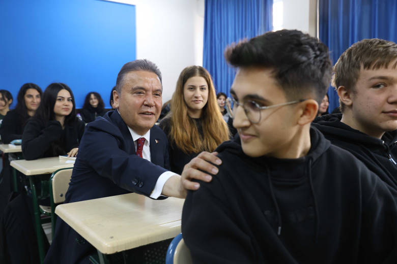 Başkan Böcek’ten öğrencilere: “Hayalleriniz olsun ve peşinden gidin’