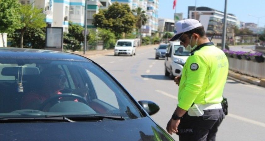Antalya'da sokağa çıkanlar cezayı yedi