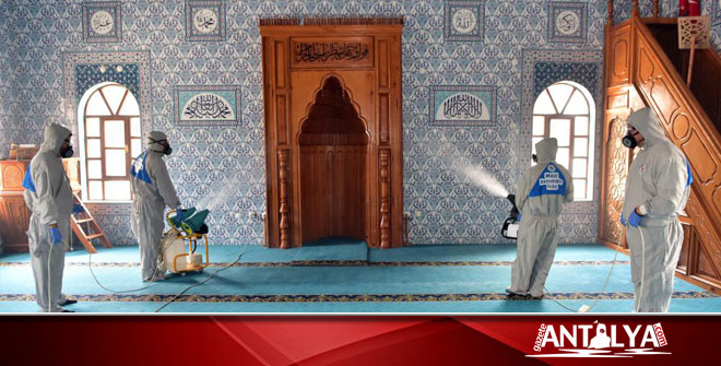 Kepez camilerini dezenfekte ediyor