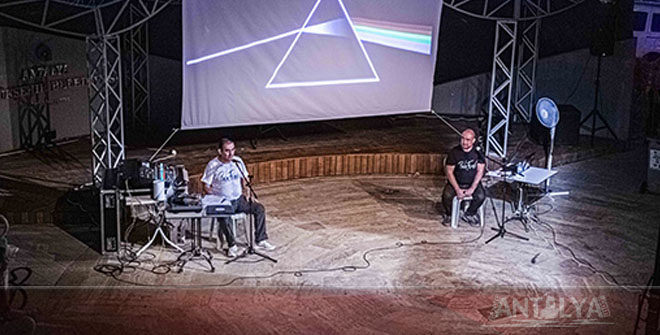 Amfi tiyatrodan canlı radyo programı ile müzik keyfi