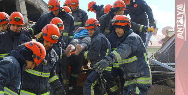 Antalya Büyükşehir Belediyesi İtfaiyesi 79 Kişiyi Kurtardı