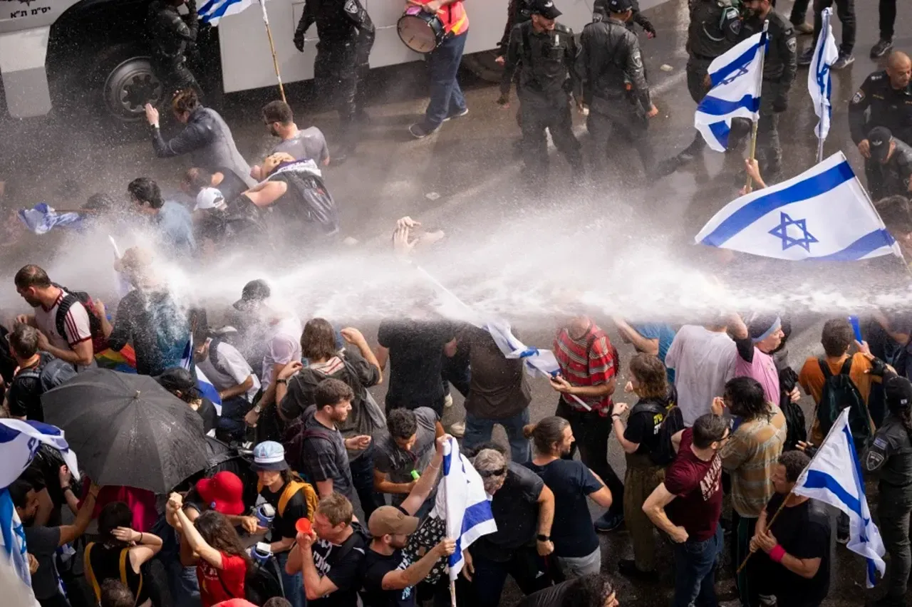 İsrail yanıyor! Protestoculara polis müdahale etti! Yaralılar var