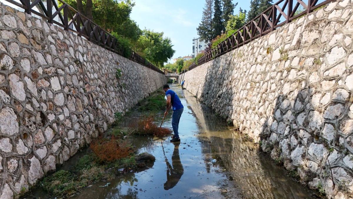 ASAT’tan Konyaaltı’nda kapsamlı kanal temizliği