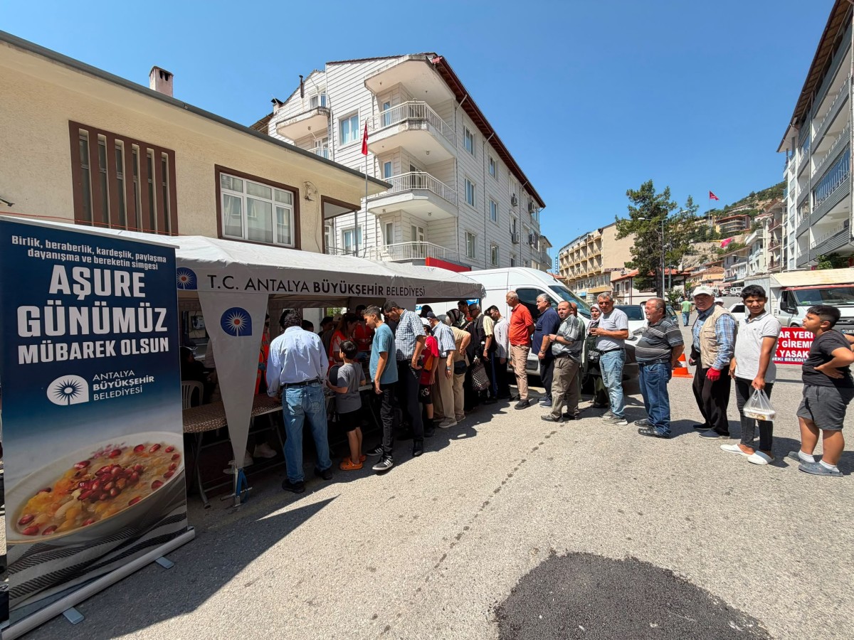 Büyükşehir Belediyesi aşure ikramına devam ediyor